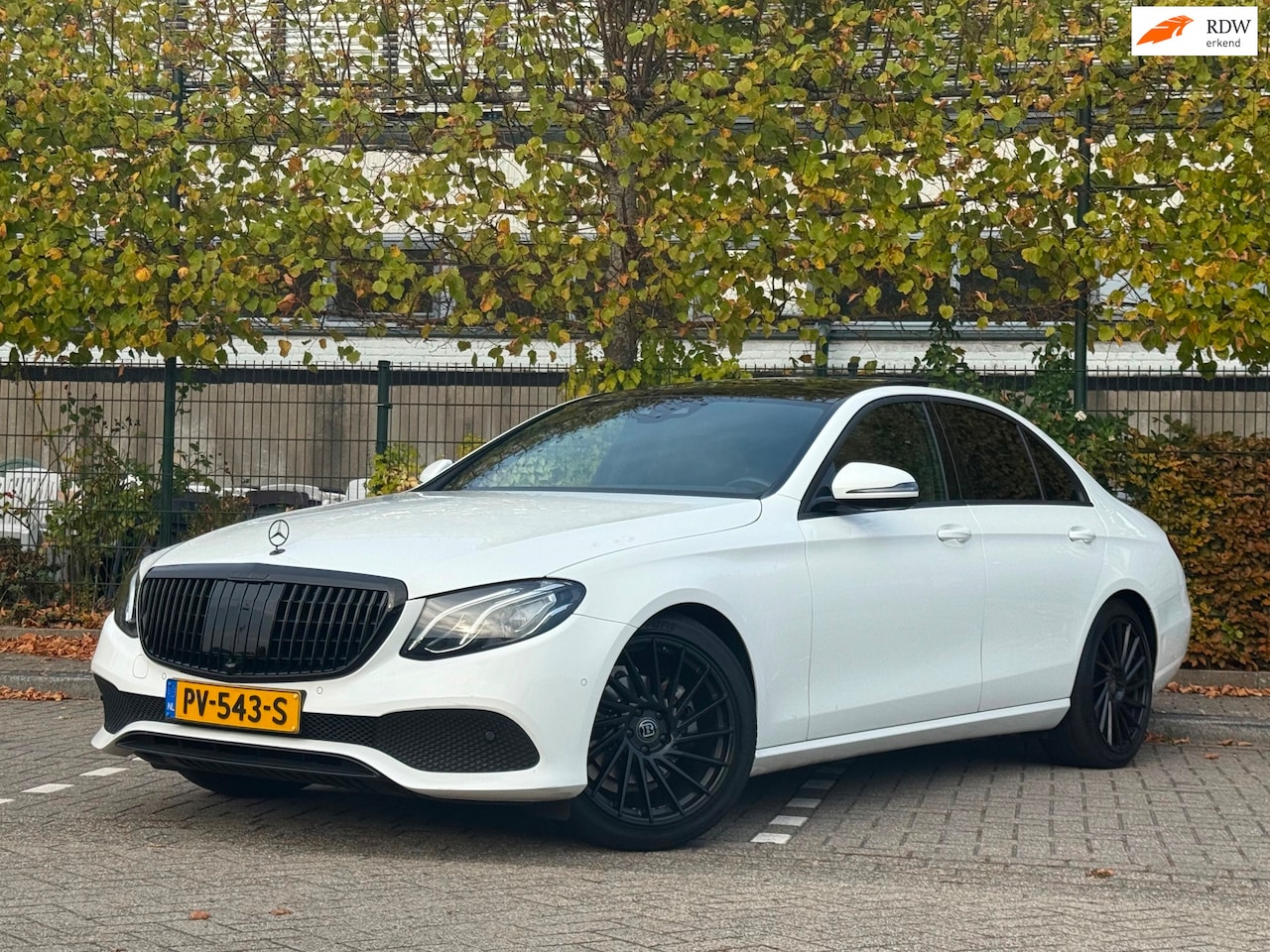 Mercedes-Benz E-klasse - E200D FULL OPTION DUBBELE PANORAMADAK VELGEN GRILL STOELVERWARMING HEAD UP DISPLAY SPOILER - AutoWereld.nl