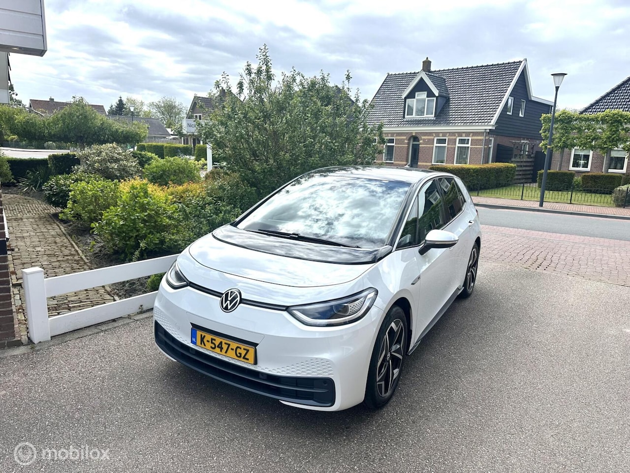Volkswagen ID.3 - First Plus 58 kWh SFEERVERLICHTING TREKHAAK ACHTERUITRIJ CAMERA SOH 92% STOELVERWARMING!! - AutoWereld.nl