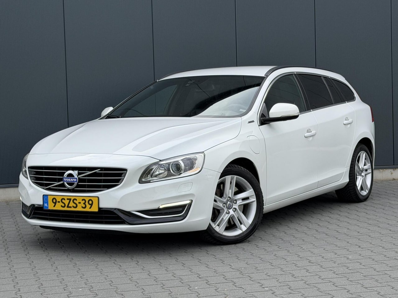 Volvo V60 - 2.4 D6 AWD Plug-In Hybrid Summum Xenon - Leder - Complete Onderhoudshistorie - AutoWereld.nl