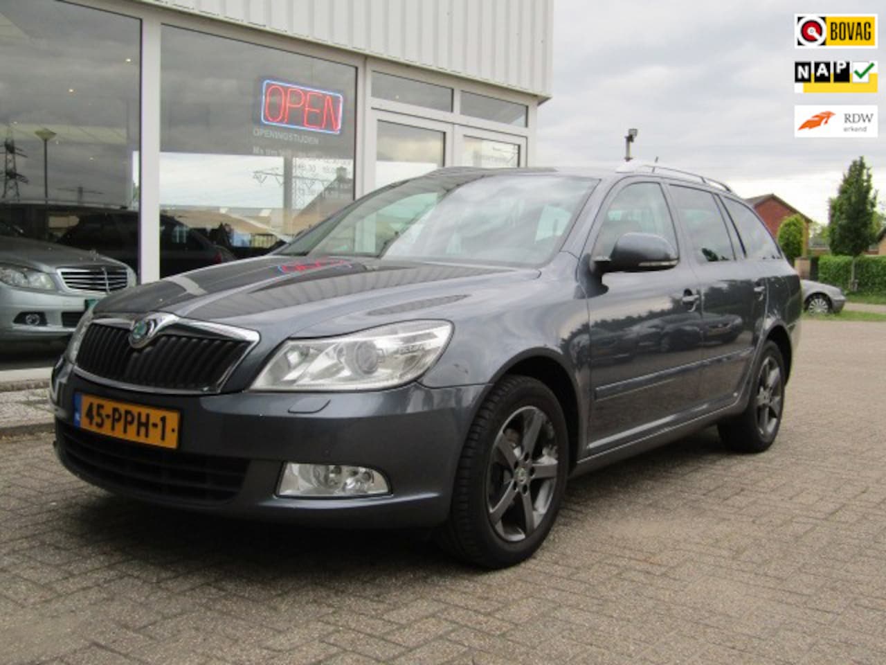 Skoda Octavia Combi - 1.2 TSI Elegance Business Line 1.2 TSI Elegance Business Line, automaat, trekhaak van binnen en buiten netjes en rijdt en - AutoWereld.nl
