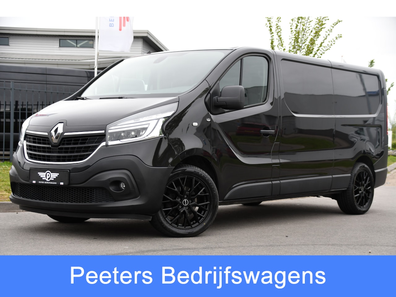 Renault Trafic - 2.0 dCi 145 T29 L2H1 Black Edition Cruise, Camera, Carplay, LED, 145pk, Automaat, Sensoren - AutoWereld.nl