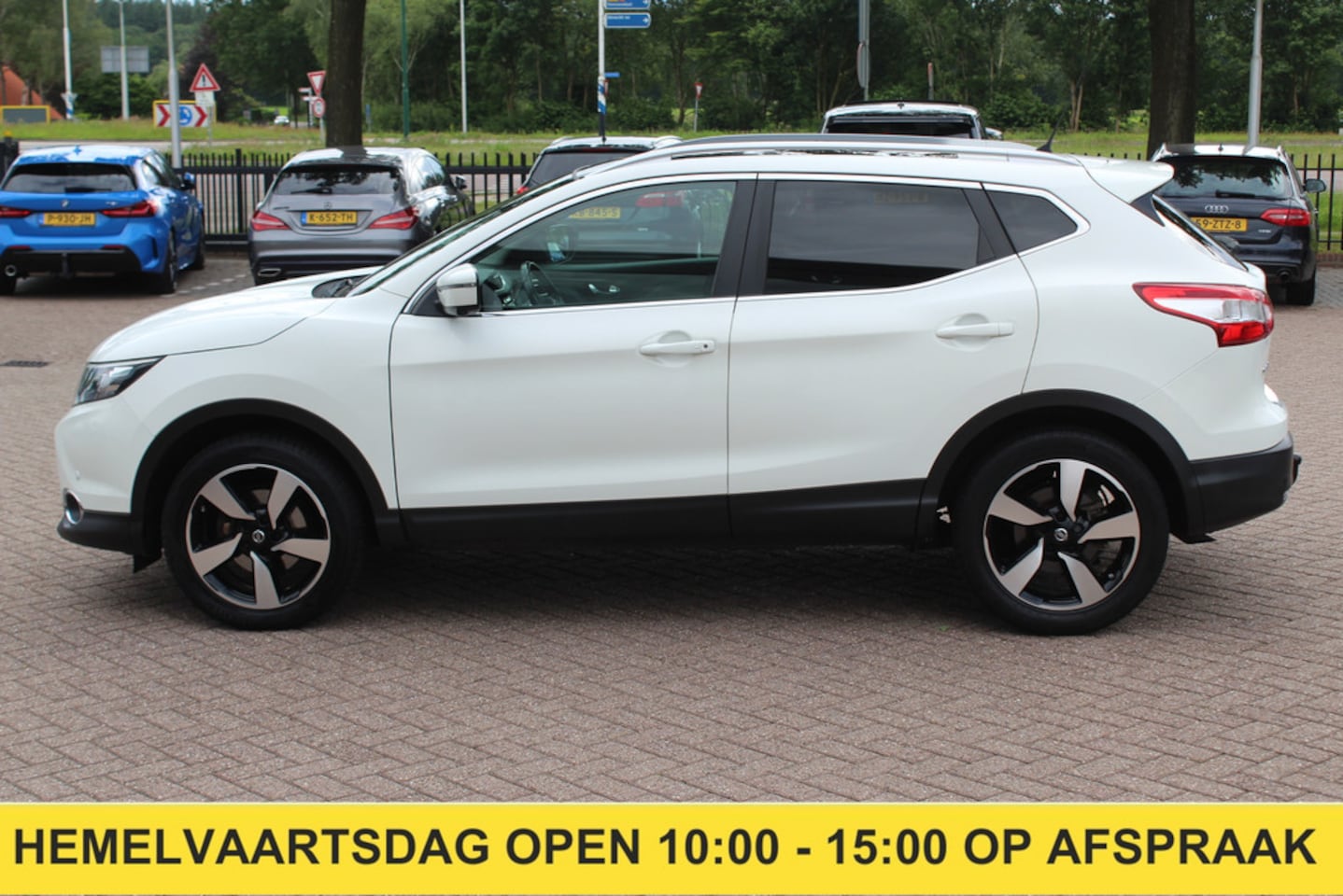 Nissan Qashqai - 1.2 Connect Edition / Trekhaak / 360Camera / Panoramadak / Keyless / Navigatie / 17'' / DA - AutoWereld.nl