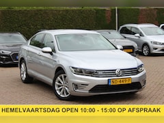 Volkswagen Passat - 1.4 TSI GTE Connected Series / Trekhaak / CarPlay / Navigatie / Parkeerhlp V+A / 17'' / DA