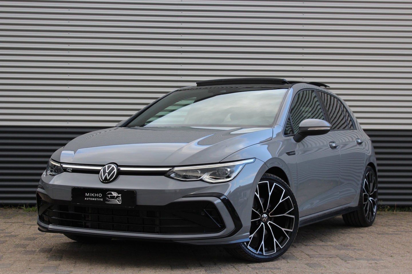Volkswagen Golf - 1.5 eTSI 3x R-Line | Panoramadak | IQ Light | Camera| Dode hoek | Lane assist | Front assi - AutoWereld.nl