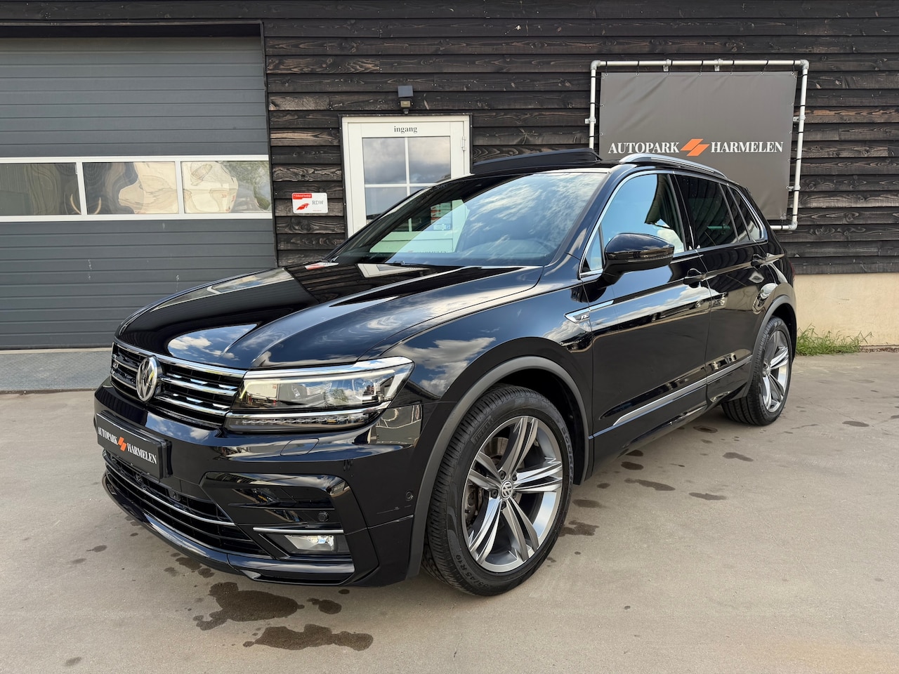Volkswagen Tiguan - 2.0 TSI 4Motion Highline 3X R Line Pano Trekhaak - AutoWereld.nl