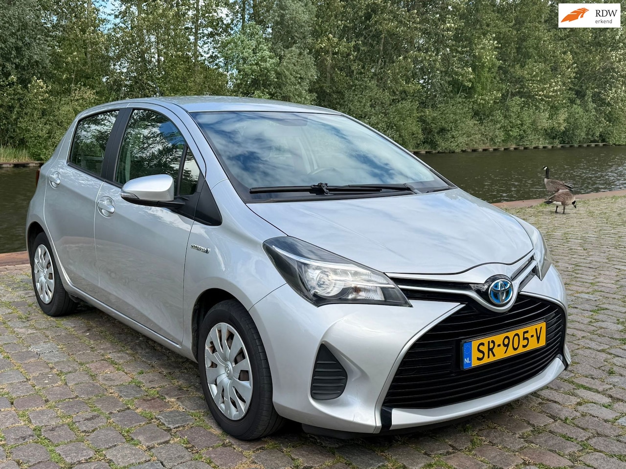 Toyota Yaris - 1.5 Hybrid Lease Automaat 2e eigenaar dealer onderhouden navigatie elektrische ramen cv op - AutoWereld.nl