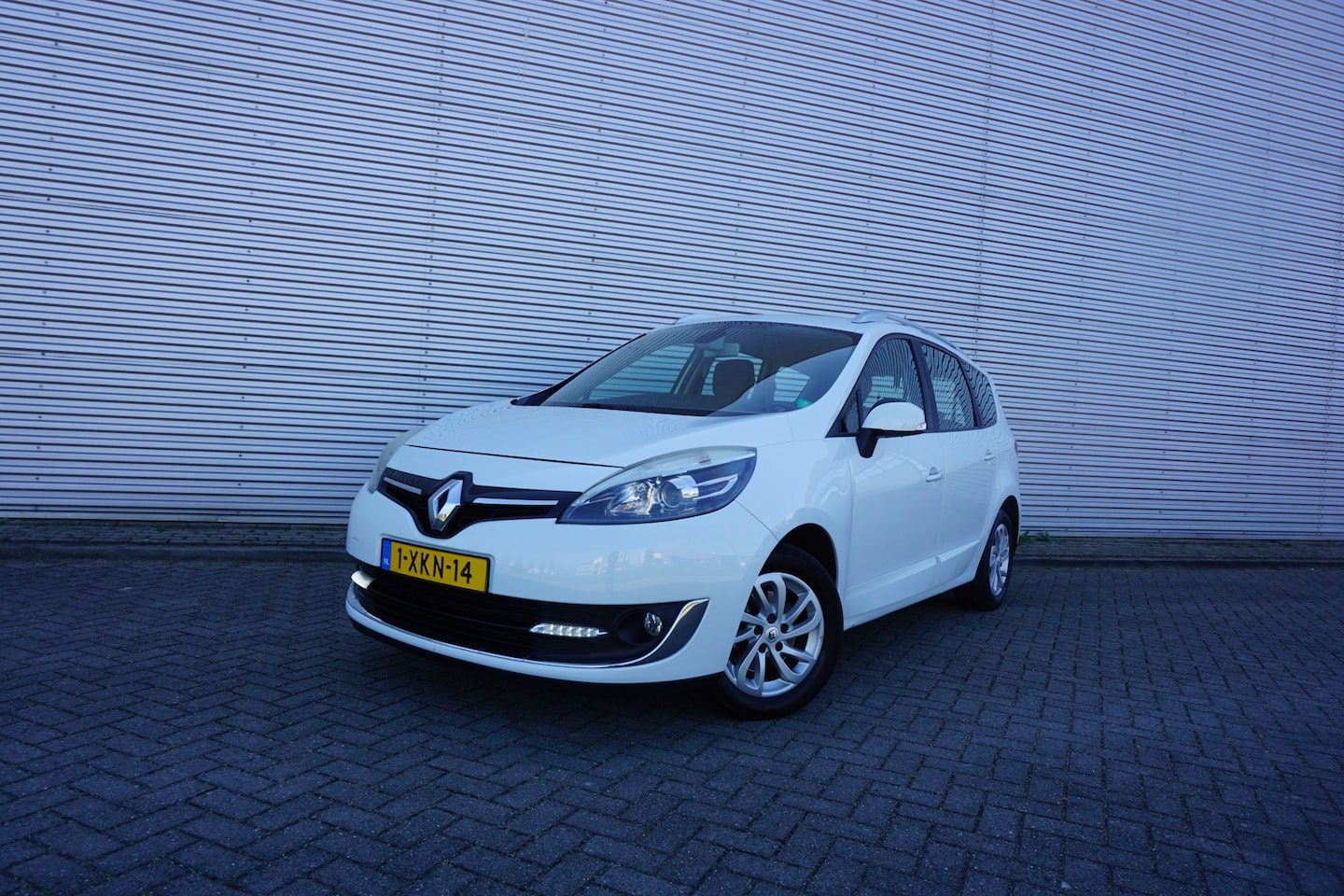 Renault Grand Scénic - 1.2 TCe Bose Climate / Navi / Cruise / Elektr. ramen / Parkeers. / Trekhaak / Lm velgen - AutoWereld.nl