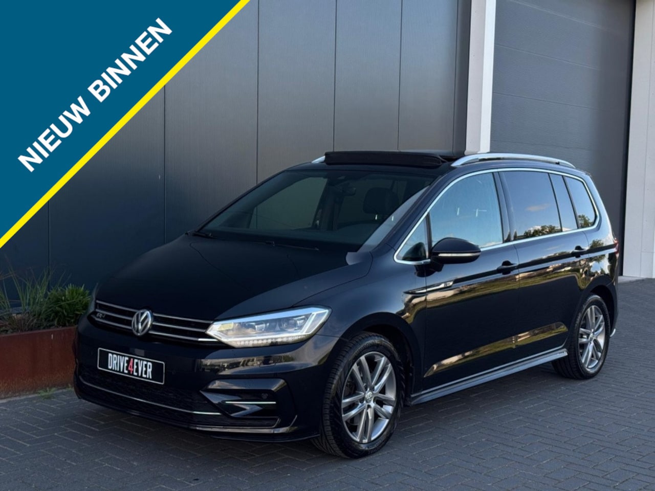 Volkswagen Touran - 1.5 TSI 3x R line 7p DSG PANO NAVI LEDER LED ACC ECC PDC SPORTVE - AutoWereld.nl