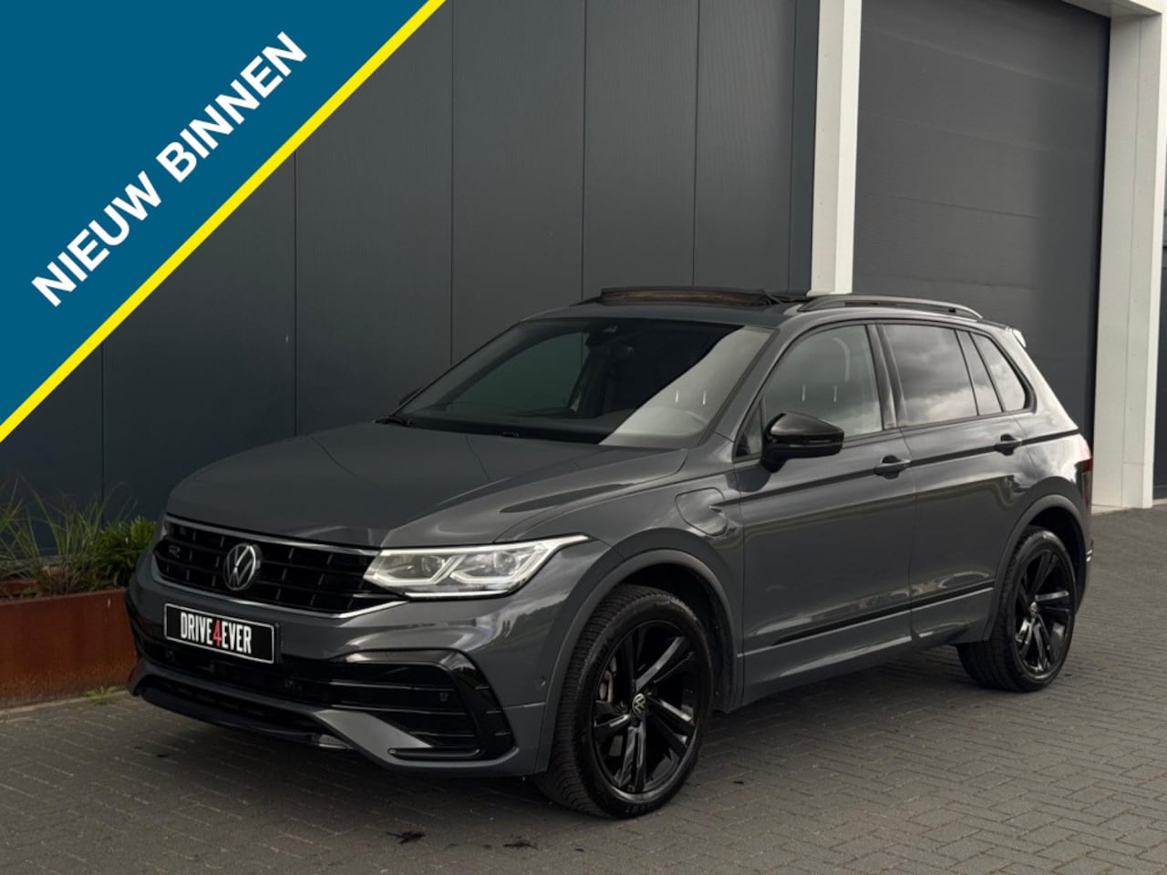 Volkswagen Tiguan - 1.4 TSI eHy 3x R line PANO CAMERA NAVI APPLE CARPLAY ACC ECC - AutoWereld.nl