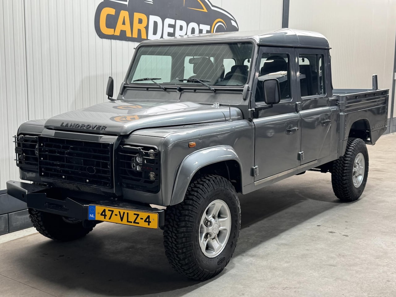 Land Rover Defender 130 - 2.4 TD 130" S Crew Cab Rondom Led, alle vloeistoffen vervangen, nieuwe motor, Grijs kentek - AutoWereld.nl