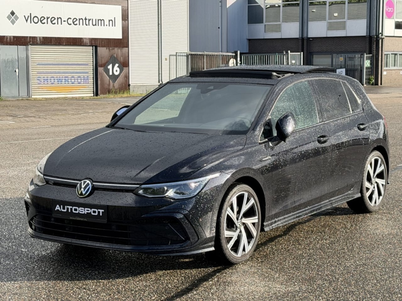 Volkswagen Golf - 1.5 eTSI R-Line Pano Navi ACC IQ Light - AutoWereld.nl