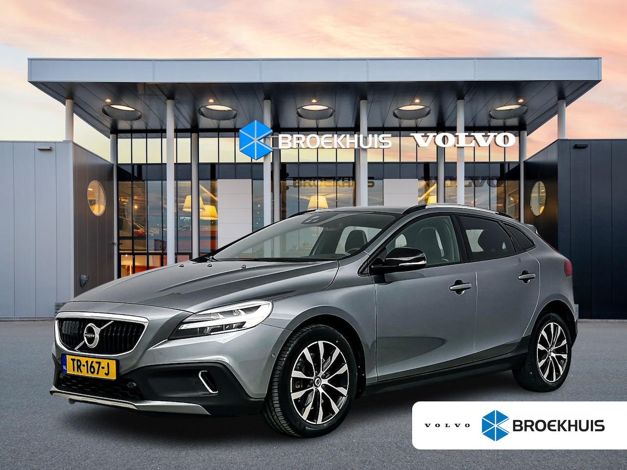Volvo V40 Cross Country - T3 Dynamic Edition | 17" | Panoramadak | Parkeercamera | Trekhaak | Harman Kardon | Adapti - AutoWereld.nl