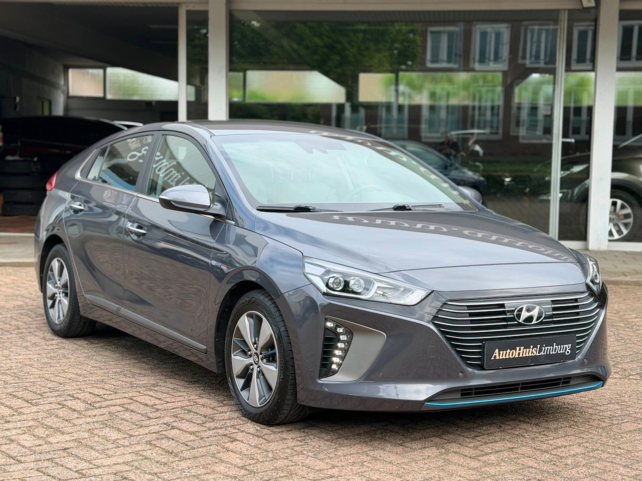 Hyundai IONIQ - 1.6 GDi PHEV Premium|Camera|Leer|Nav|Trekhaak|Nieuwstaat - AutoWereld.nl