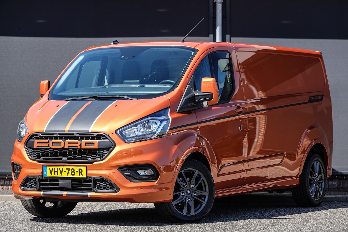 Ford Transit Custom - L2H1 2.0Tdci 185Pk | Sport 290 | Achteruitrijcamera | Raptor Grille | Achterspoiler | Trek - AutoWereld.nl