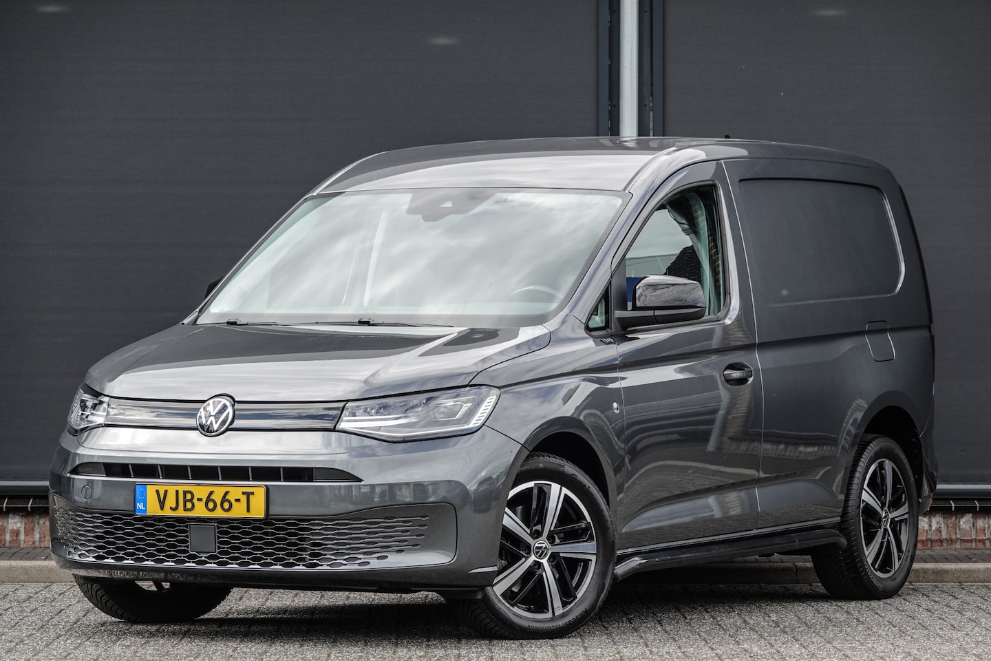 Volkswagen Caddy Cargo - 2.0Tdi 122Pk Aut. | 1st Edition | Achteruitrijcamera | Trekhaak | 17'' | Indium Grey - AutoWereld.nl