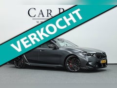 BMW 5-serie Touring - M5 1000+PK BTW/AKRAPOVIC OPF DELETED/KERAMISCH/CARBON M-PERFORMANCE/EVENTURI/22” VOSSEN/B&