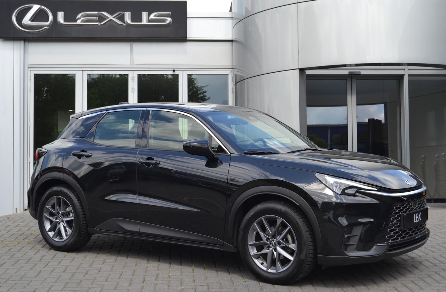 Lexus LBX - 2WD STOELVERW STUURVERW PARK-SENSOR BLIND-SPOT CARPLAY LENDESTEUN - AutoWereld.nl