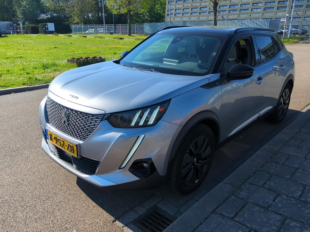 Peugeot e-2008 - EV GT Pack 50 kWh 136 pk | Navigatie | Stoelverwarming | Climate control | Cruise control - AutoWereld.nl
