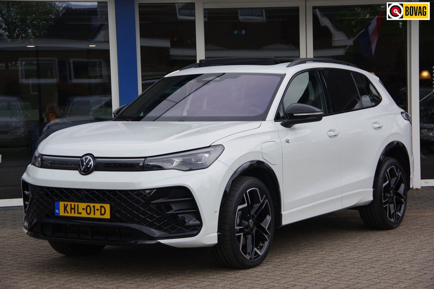 Volkswagen Tiguan - 1.5 eHybrid 272Pk SOH 100% R-Line Edition Panoramadak 360° camera Trekhaak IQ.Light Leer - AutoWereld.nl