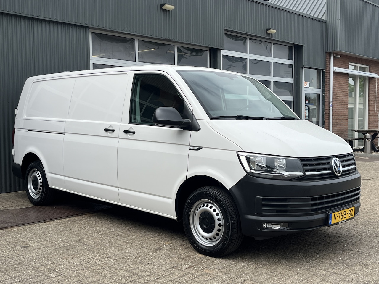 Volkswagen Transporter - 2.0 TDI L2H1 102pk Kastinrichting 2200kg Trekgewicht Cruise controle Parkeerhulp achter La - AutoWereld.nl