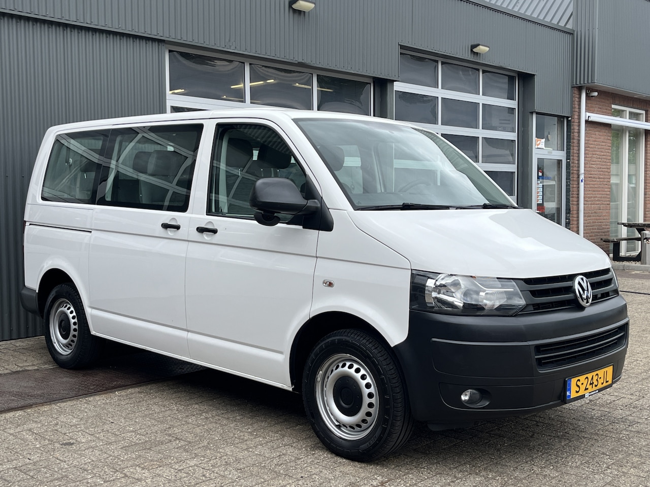 Volkswagen Transporter Kombi - 2.0 TDI 140 PK DSG Automaat L1H1 BTW en BPM vrij 9-Persoons Airco Cruise control Trekhaak - AutoWereld.nl