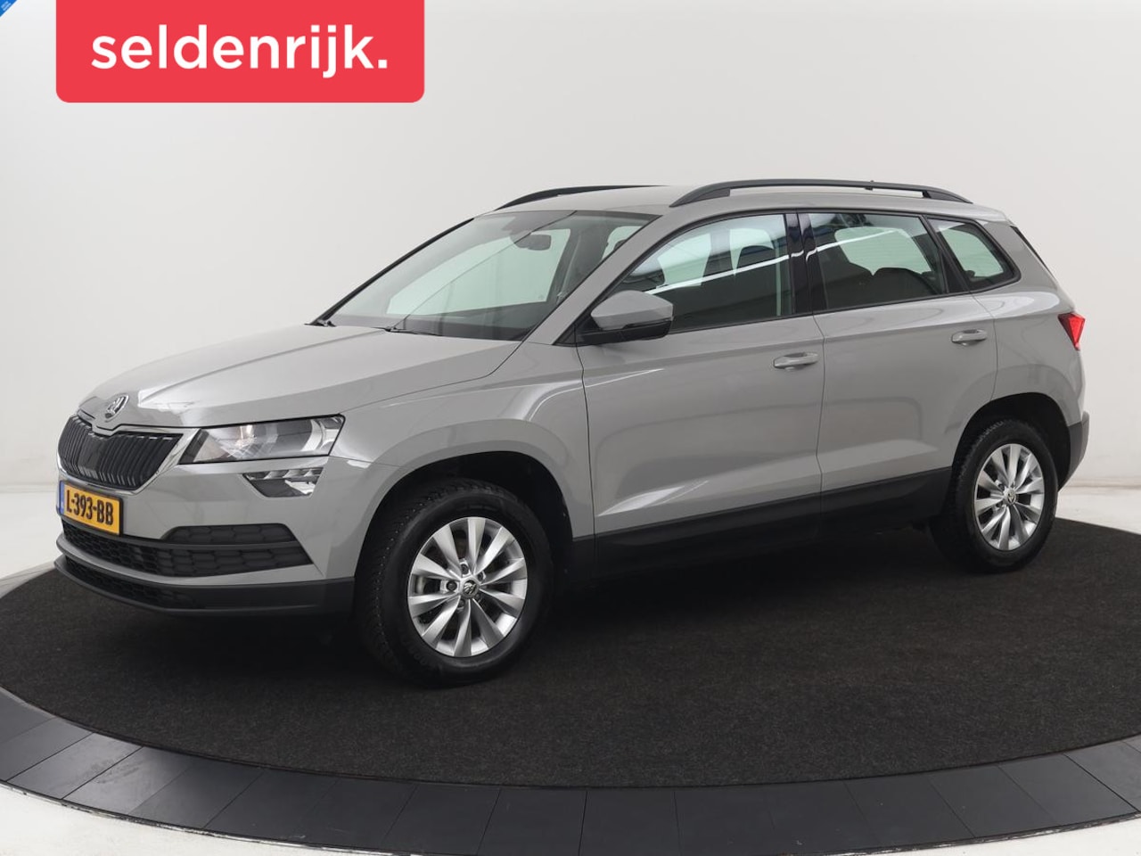 Skoda Karoq - 1.5 TSI Business Edition | Carplay | Navigatie | Parkeerhulp | Climate control | DAB | Cru - AutoWereld.nl