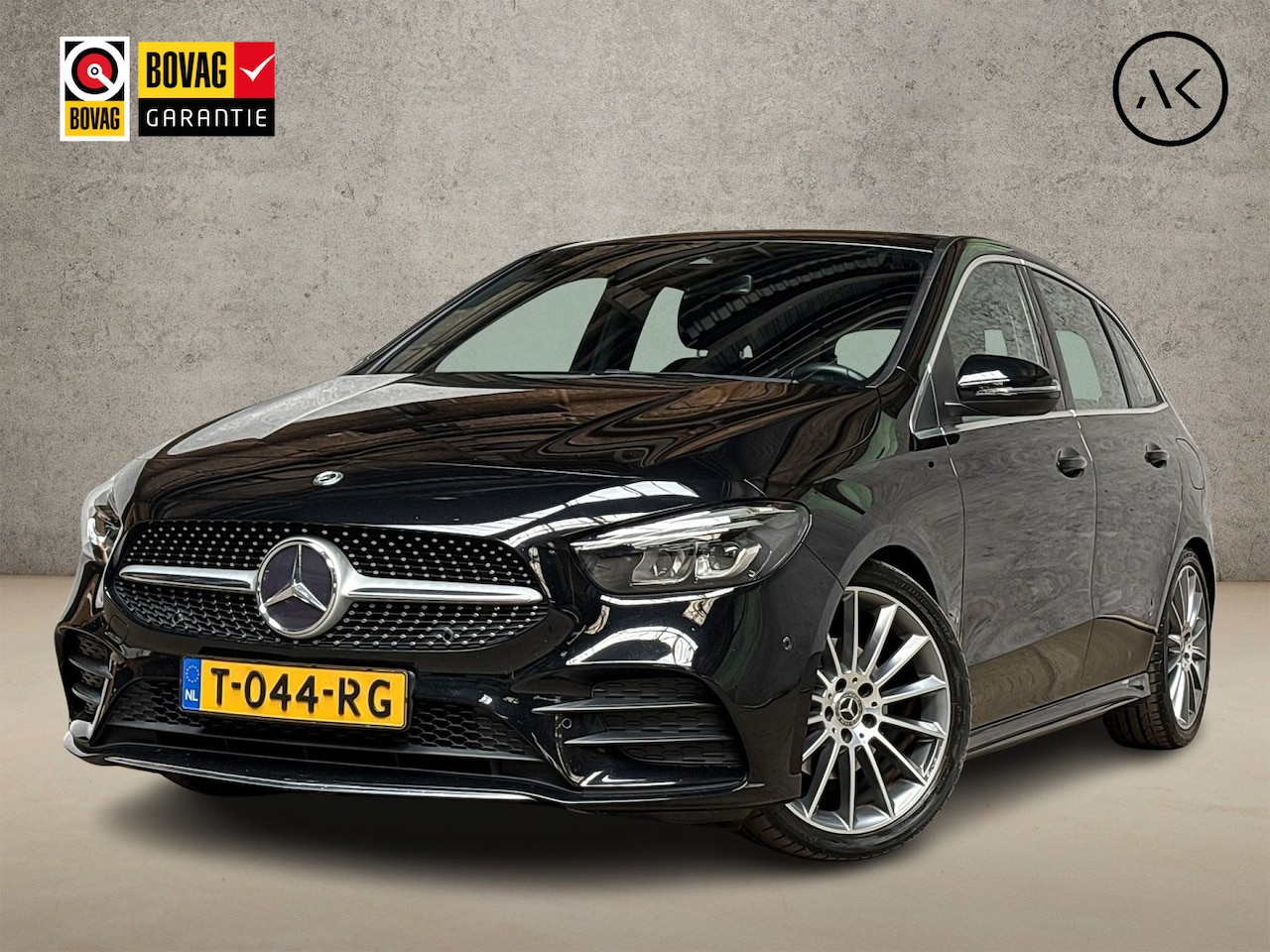 Mercedes-Benz B-klasse - 180 AMG Sport Automaat (GROOT NAVI, TREKHAAK, LEDER/ALCANTARA, STOELVERWARMING, WIDESCREEN - AutoWereld.nl