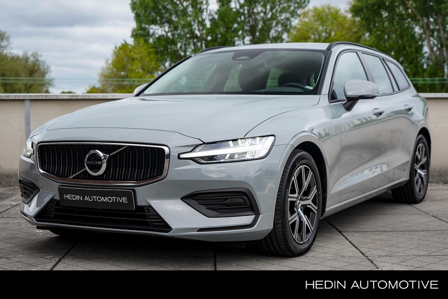 Volvo V60 - 2.0 B3 Essential Edition | Parkeercamera Achter | Verwarmbare Voorstoelen + Stuurwiel | Ad - AutoWereld.nl
