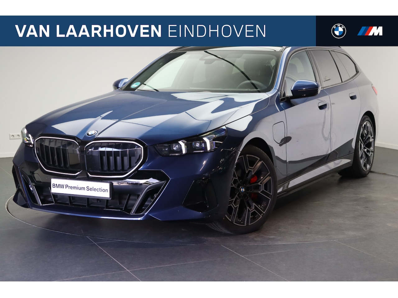 BMW 5-serie Touring - 550e xDrive M Sport Automaat / Trekhaak / Panoramadak / Comfort Access / Bowers & Wilkins - AutoWereld.nl