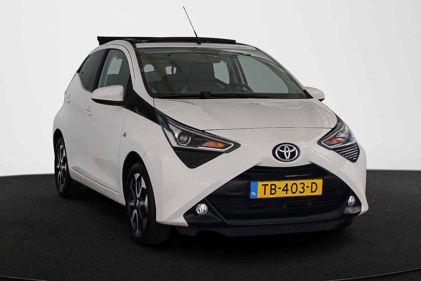 Toyota Aygo - 1.0 VVT-i x-first Cabrio Apple CarPlay Lichtmetalen Velgen - AutoWereld.nl