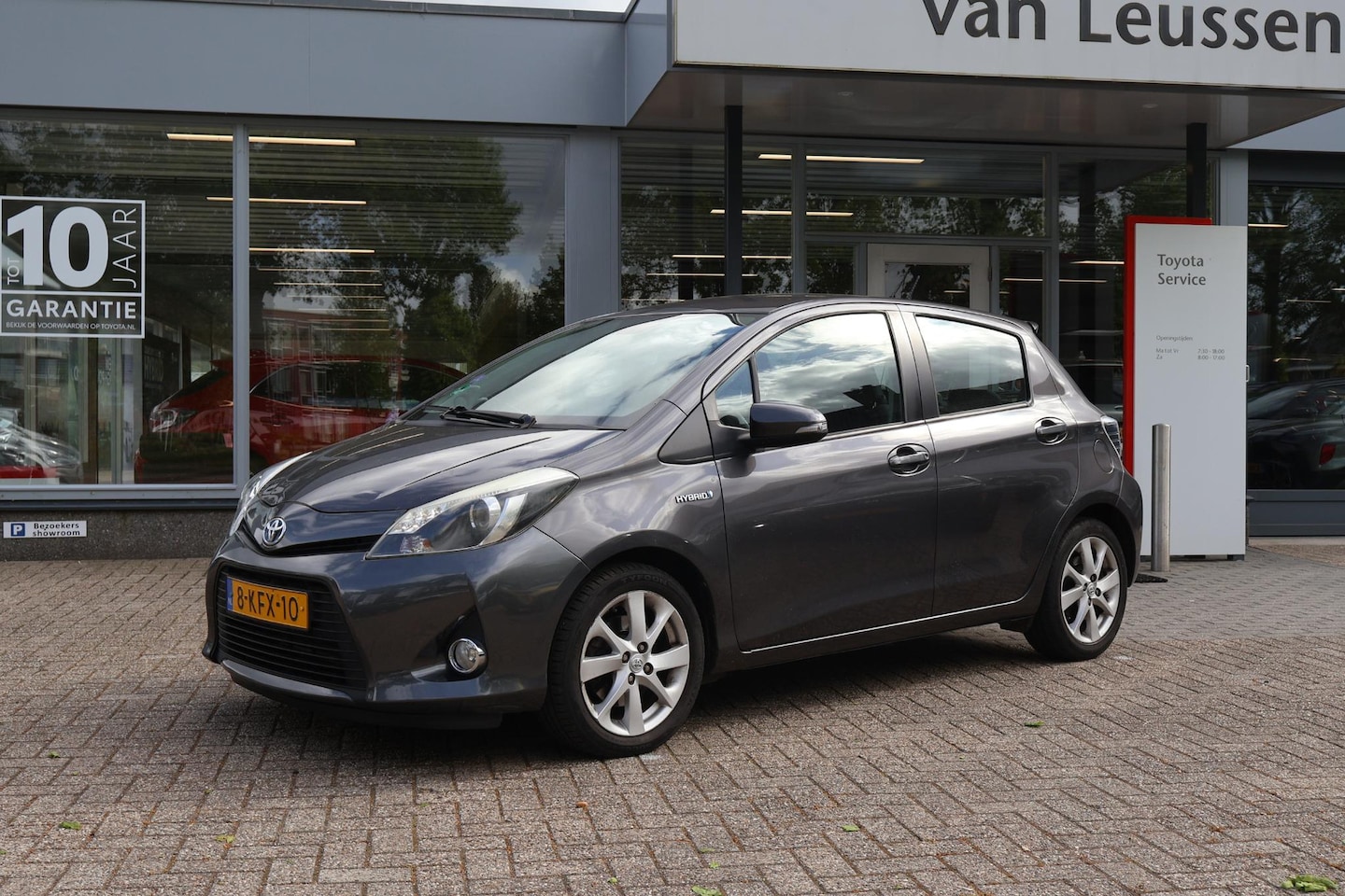 Toyota Yaris - 1.5 FULL HYBRID DYNAMIC NAVI KEYLESS CRUISE CLIMA CAMERA HALF-LEDER LM-VELGEN - AutoWereld.nl