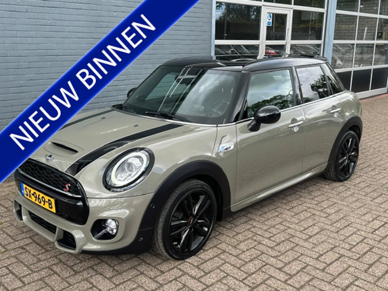 MINI Cooper S - Mini 2.0 Works / Panoramadak / Stoelverwarming - AutoWereld.nl