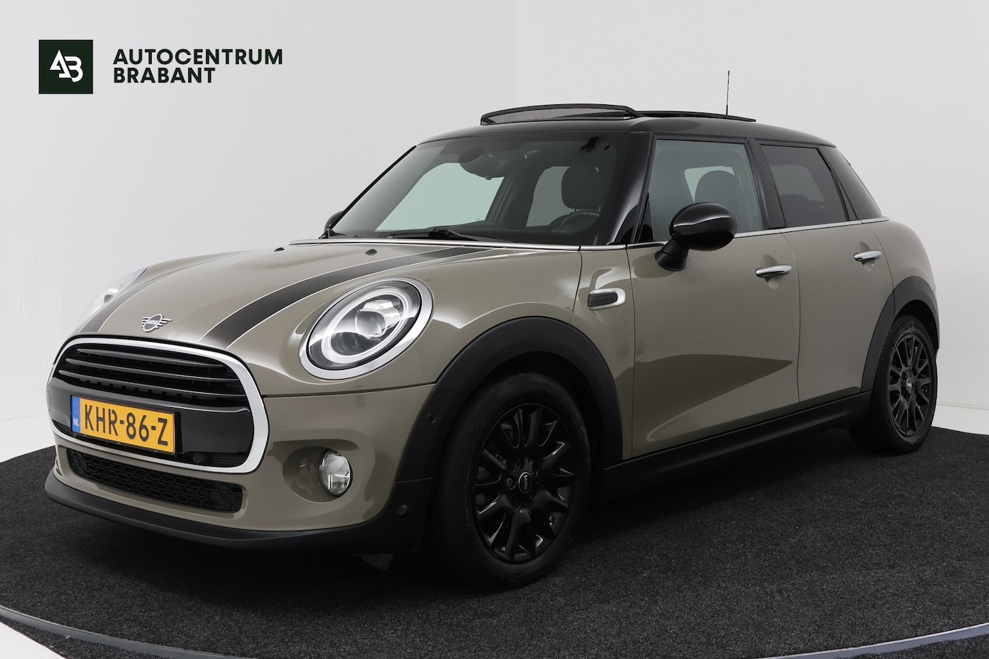 MINI Cooper - Mini 1.5 Pepper (PANORAMADAK, STOELVERWARMING, CRUISE CONTROL, NAVIGATIE, PARKEERSENSOREN) - AutoWereld.nl