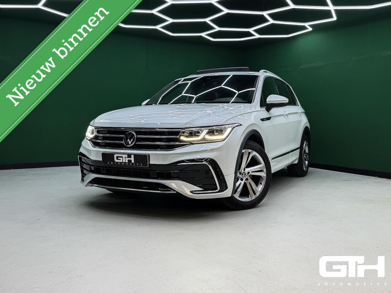 Volkswagen Tiguan - 1.5 TSI R-Line IQ | Pano | Trekhaak | NAP - AutoWereld.nl