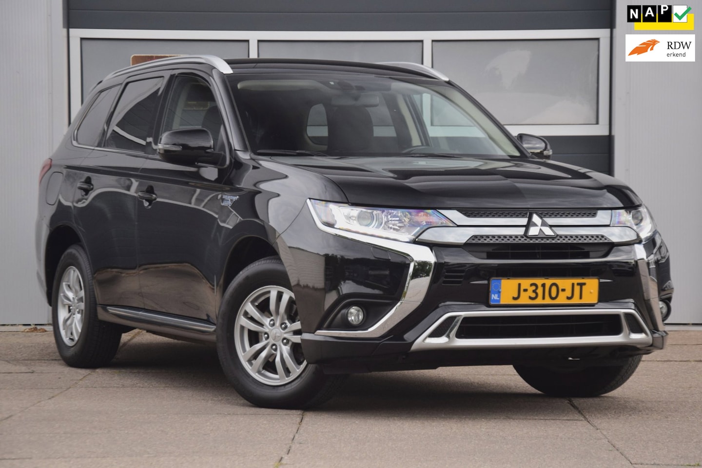 Mitsubishi Outlander - 2.4 PHEV Pure APPLE CARPLAY/VERWARMDE VOORSTOELEN/CAMERA - AutoWereld.nl