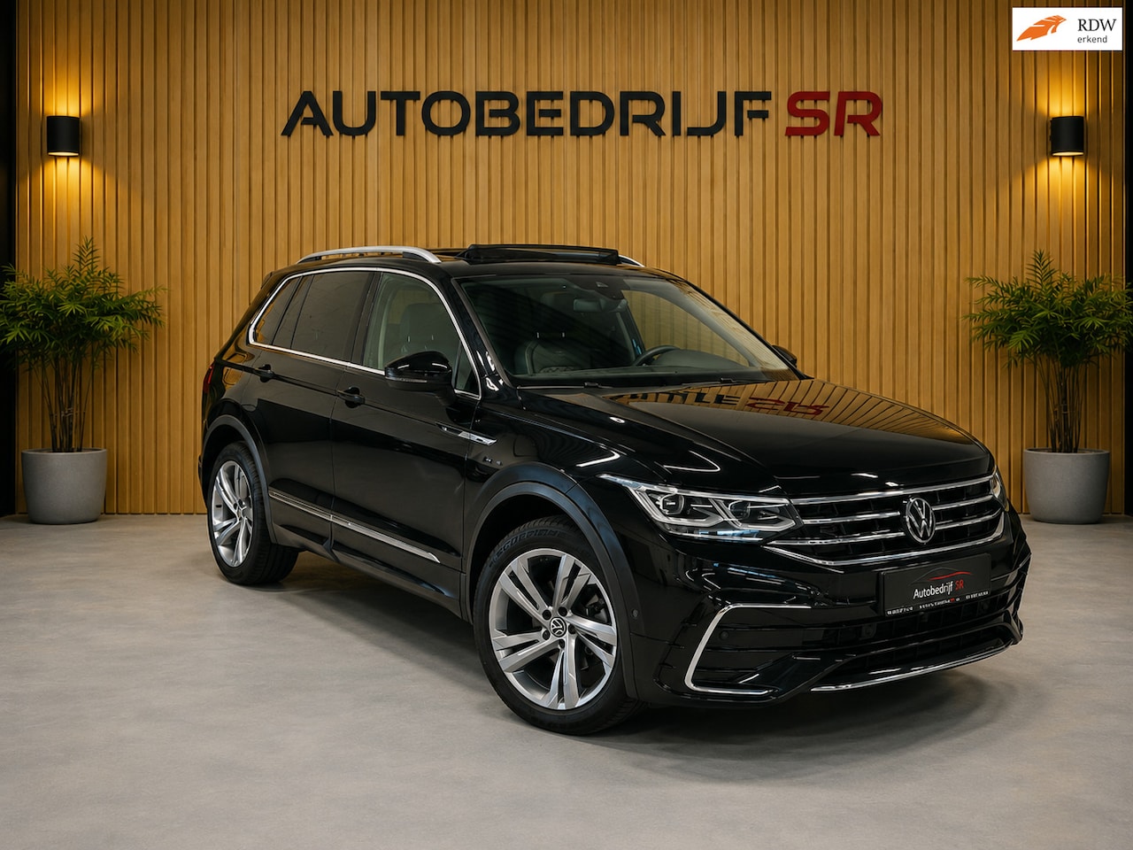 Volkswagen Tiguan - Volkswagen Tiguan 1.5 TSI R-Line Pano | Sfeerverlichting | IQ | Trekhaak | Electrische Kof - AutoWereld.nl