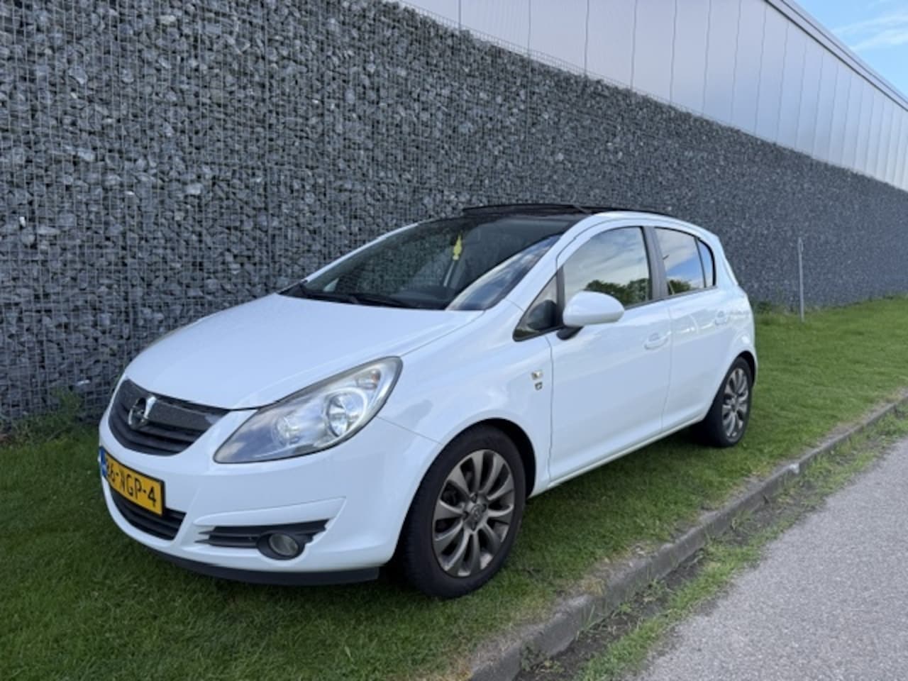 Opel Corsa - 1.4-16V 111 Edition Pano | Airco - AutoWereld.nl