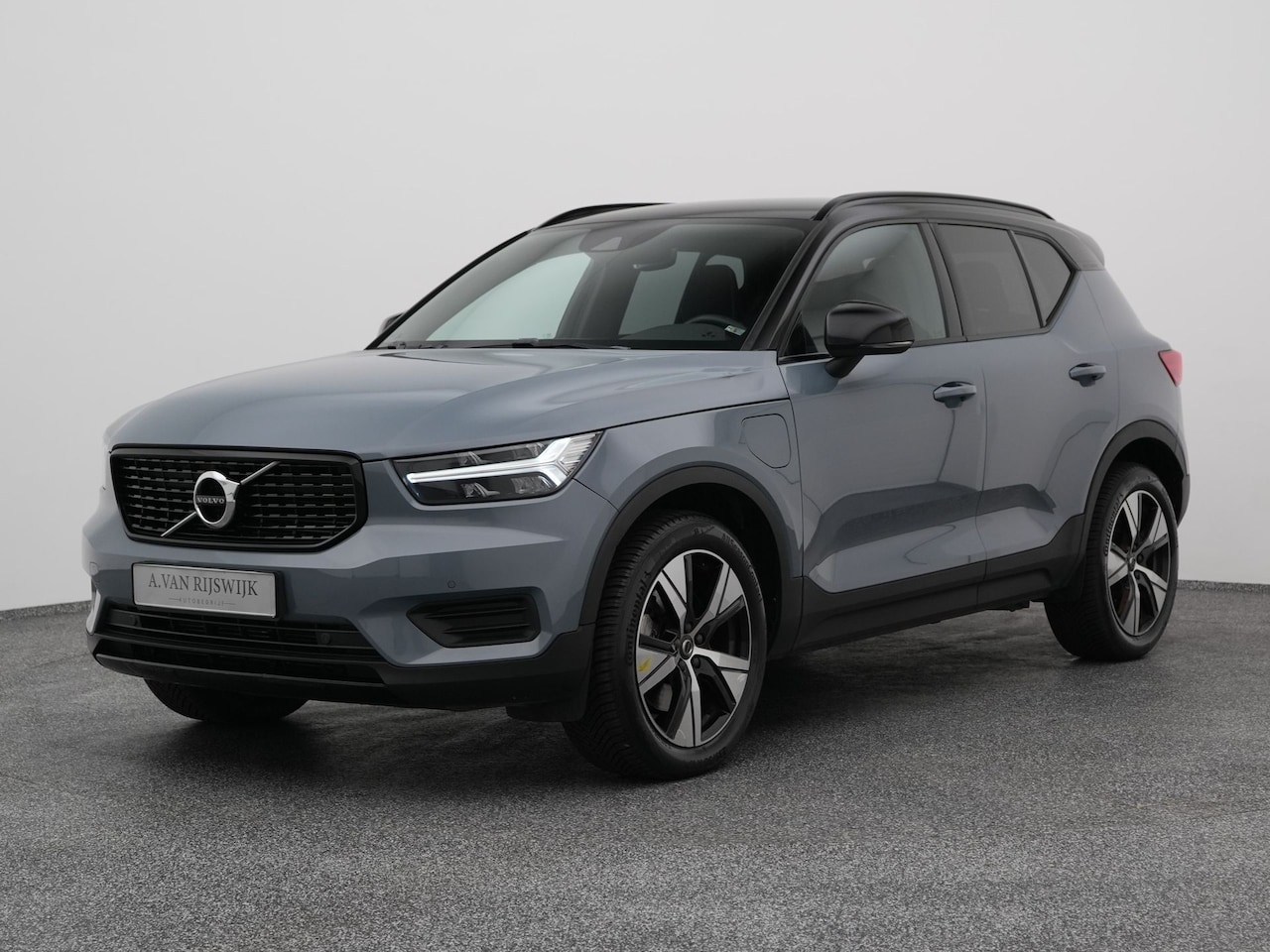 Volvo XC40 - 1.5 T4 Recharge R-Design | CAMERA | KEYLESS 1-05: OFFLINE IVM SPUITWERK - AutoWereld.nl