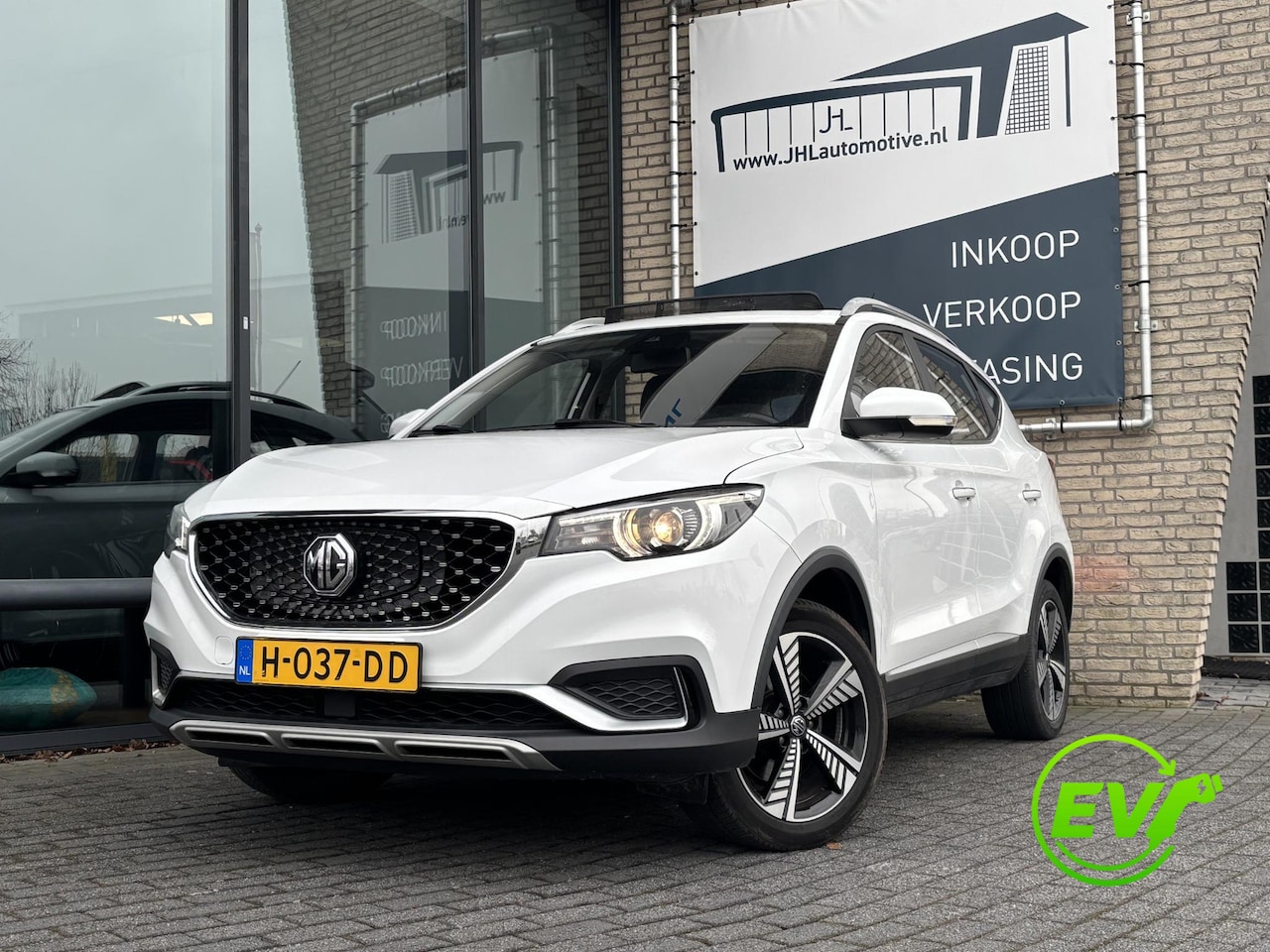 MG ZS - Luxury 45 kWh*CARPLAY*PANO*ECC*CAMERA*ACC*LEDER - AutoWereld.nl