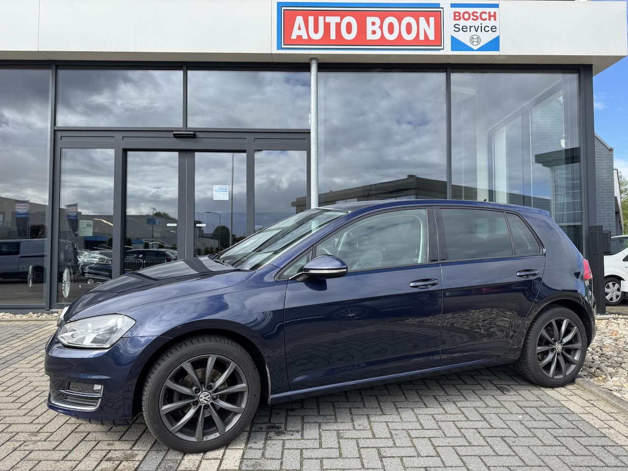 Volkswagen Golf - 1.2 TSI 110PK HIGHLINE NAVI/P-CAM/LEER/CLIMA/ APPCARPLAY/MASSAGEFUNCTIE/KUIPZETELS/2XPDC/1 - AutoWereld.nl