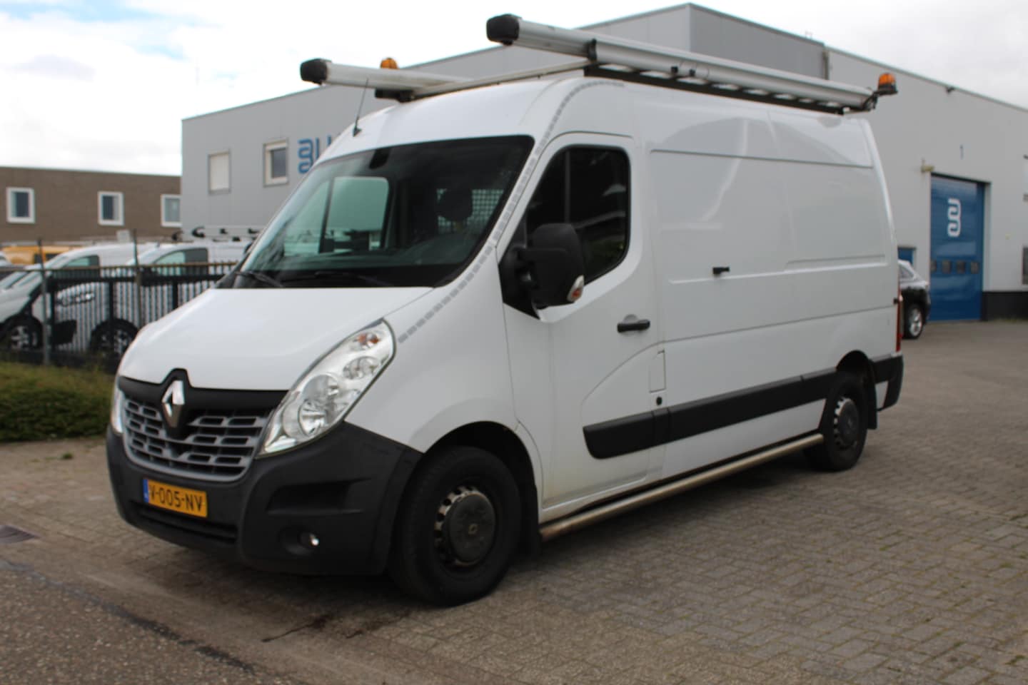 Renault Master - T35 2.3 dCi 130PK Euro6 L2H2 ✓ werkplaats inrichting ✓ navigatie ✓ imperiaal ✓ camera ✓ tr - AutoWereld.nl