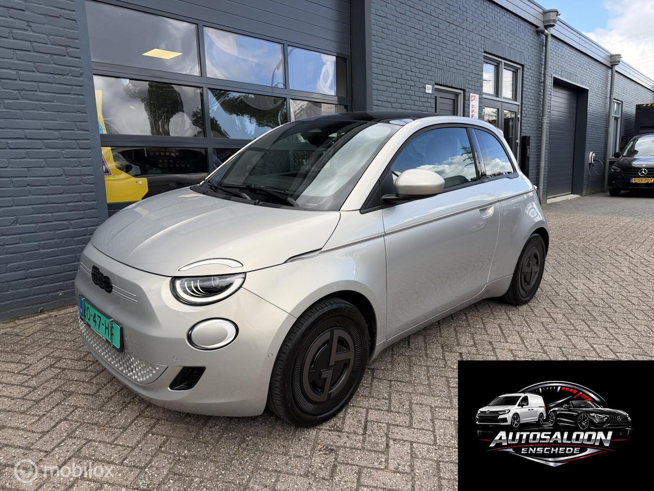 Fiat 500e - Giorgio Armani 42 kWh 118 PK Airco Navi Pano Leder - AutoWereld.nl