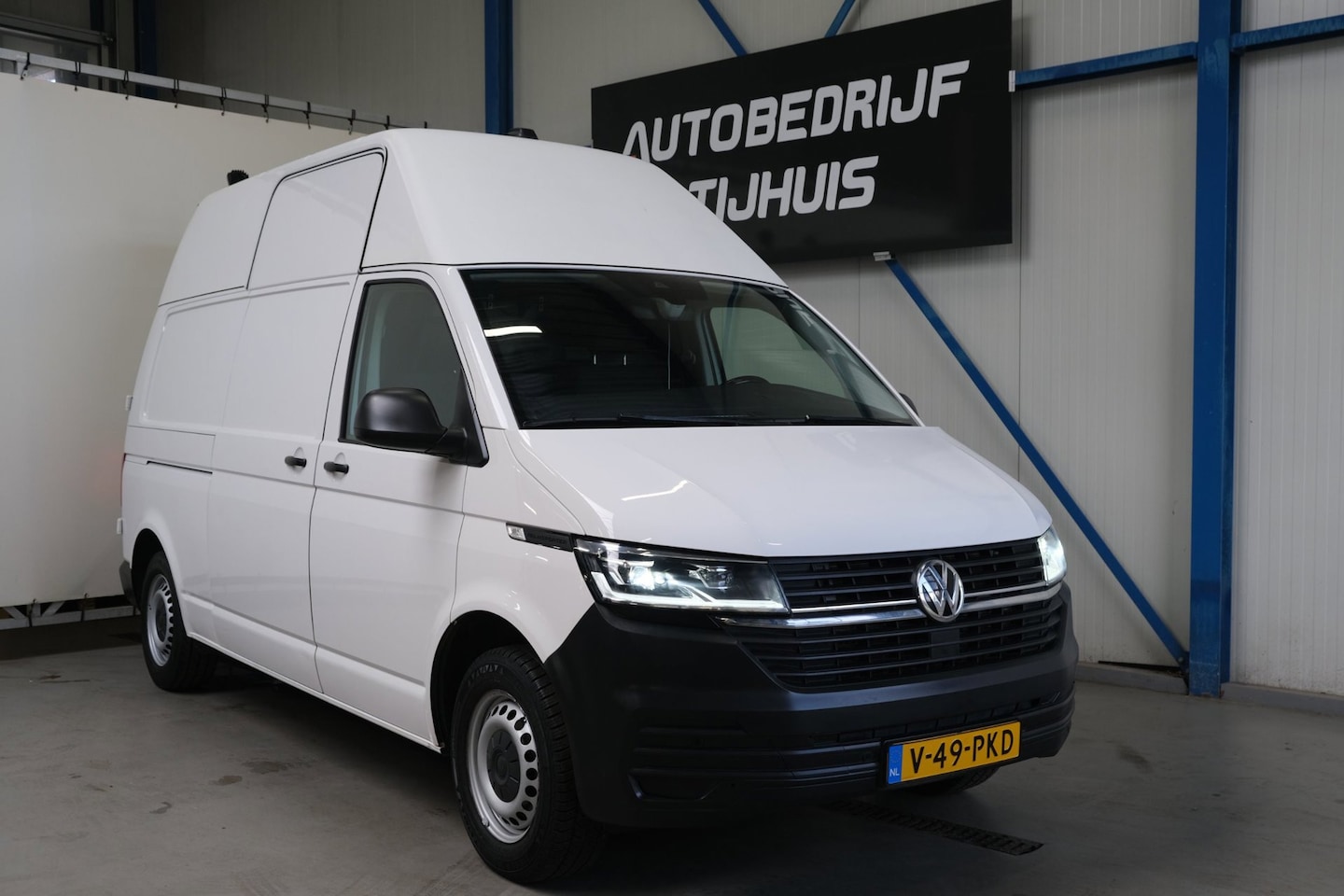 Volkswagen Transporter - 2.0 TDI L2H2 30 - Airco, Cruise, PDC, Carplay, Inrichting, Trekhaak. - AutoWereld.nl