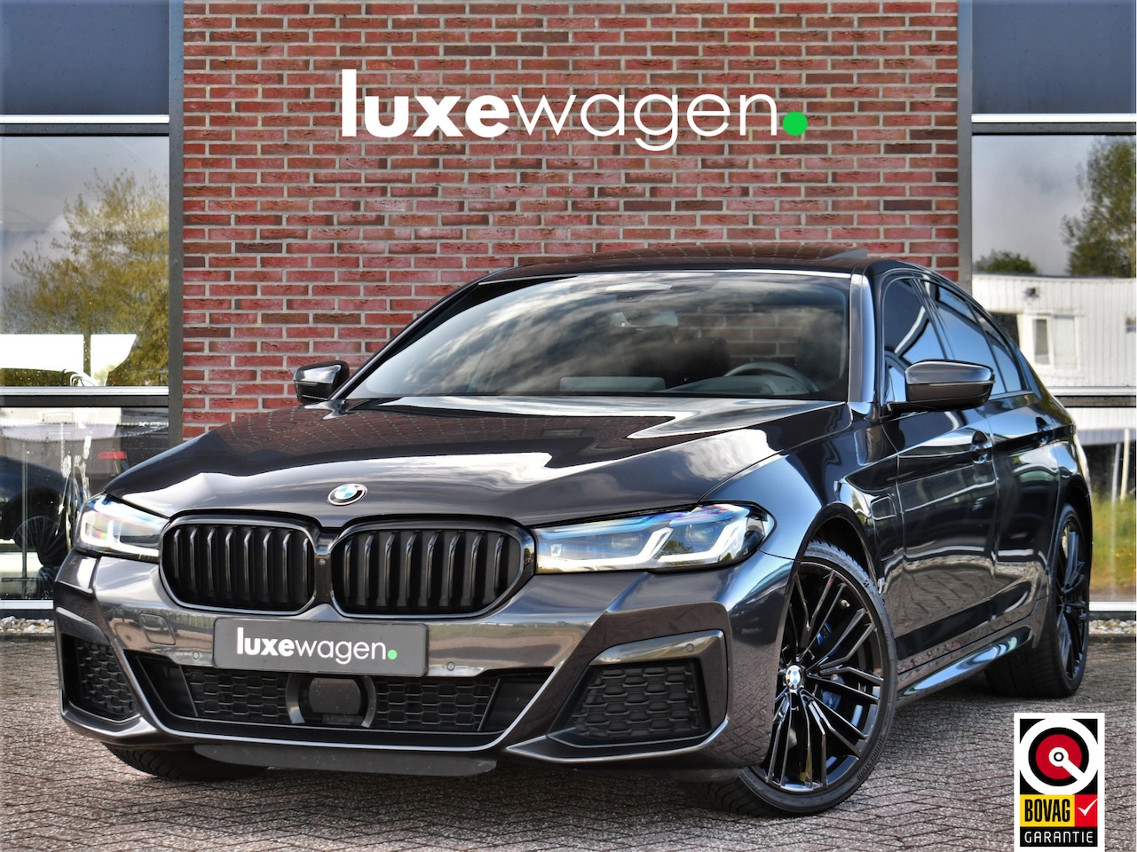 BMW 5-serie - 545e xDrive M-Sport Pano Comfseat HUD ACC H/K 360 Laser - AutoWereld.nl