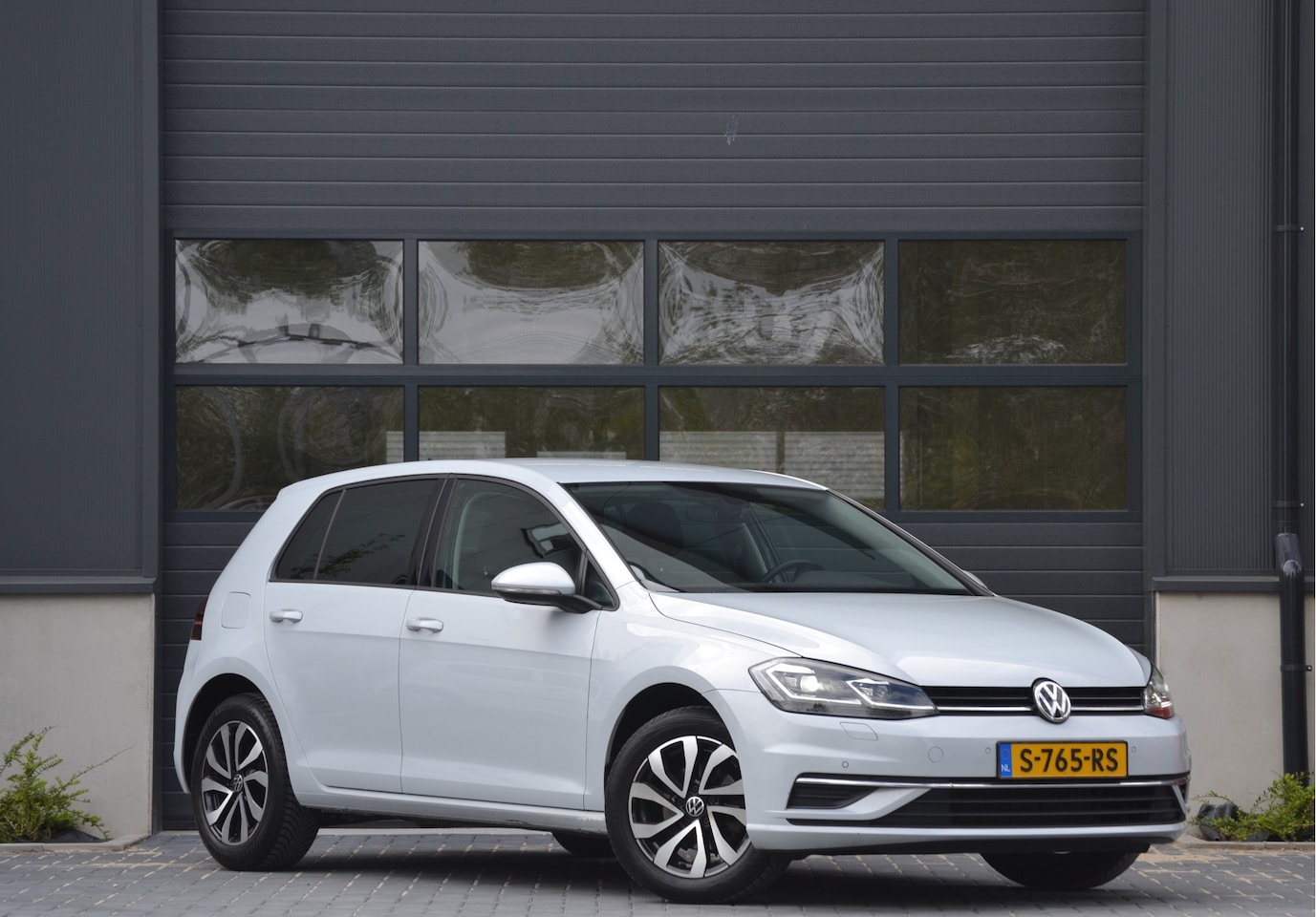 Volkswagen Golf - 1.0 TSI Highline Led | Wegklapbare trekhaak | stoelverwarming - AutoWereld.nl