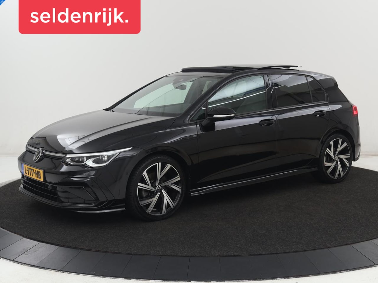 Volkswagen Golf - 1.5 eTSI R-Line | Panoramadak | Stoelverwarming | Matrix LED | Keyless | Sfeerverlichting - AutoWereld.nl