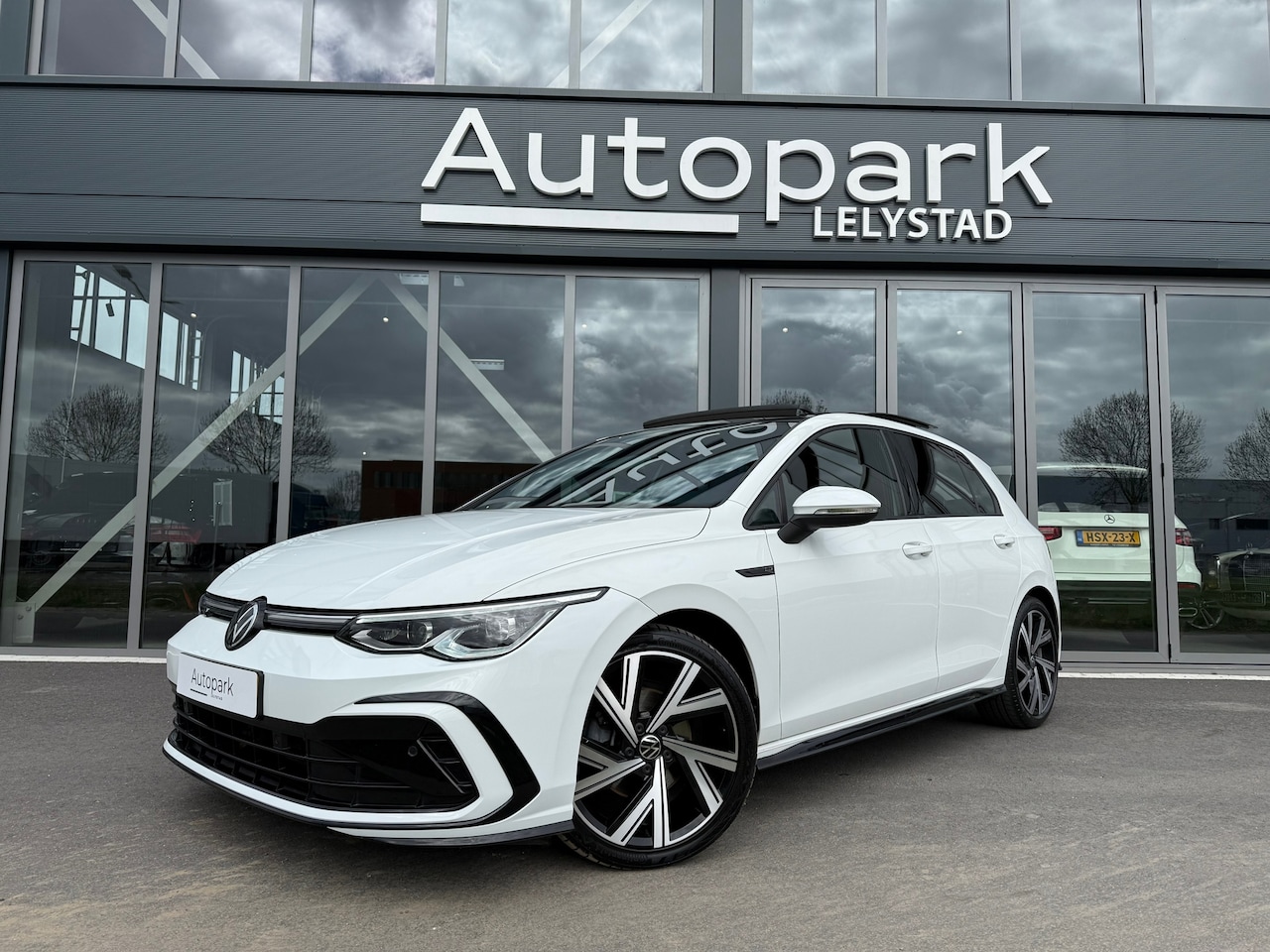 Volkswagen Golf - 1.5 eTSI R-Line Business PANO - AutoWereld.nl