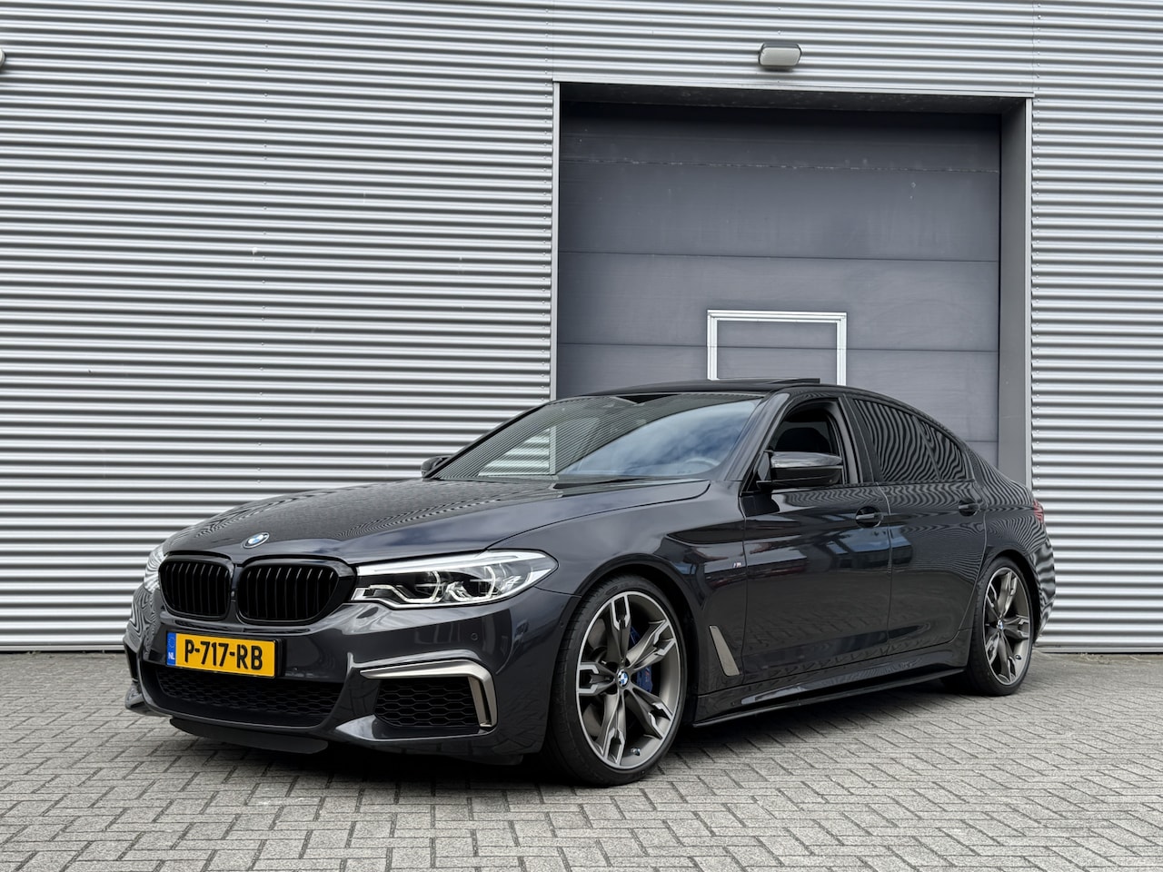BMW 5-serie - M550i xDrive High Executive I Aut. I 463 PK I Leder I Schuifdak I Carplay - AutoWereld.nl