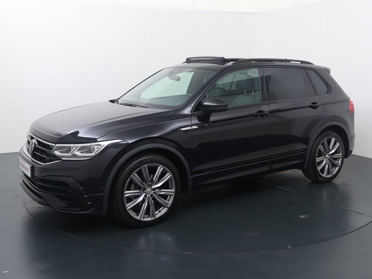 Volkswagen Tiguan - 1.5 TSI R-Line Business+ | 150 PK | Automaat | Achteruitrijcamera | Harman Kardon audio | - AutoWereld.nl