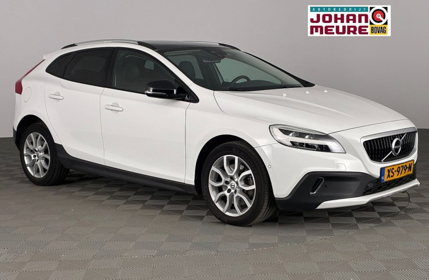 Volvo V40 Cross Country - 1.5 T3 Polar+ Luxury Automaat | LEDER | PANORAMA -HEMELVAART OPEN!- - AutoWereld.nl